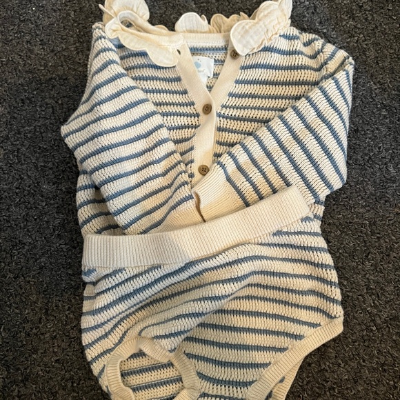 🌱🦢4 FOR $15!🦢🌱 Striped Cream and Blue Baby Cardigan Set - Picture 2 of 2